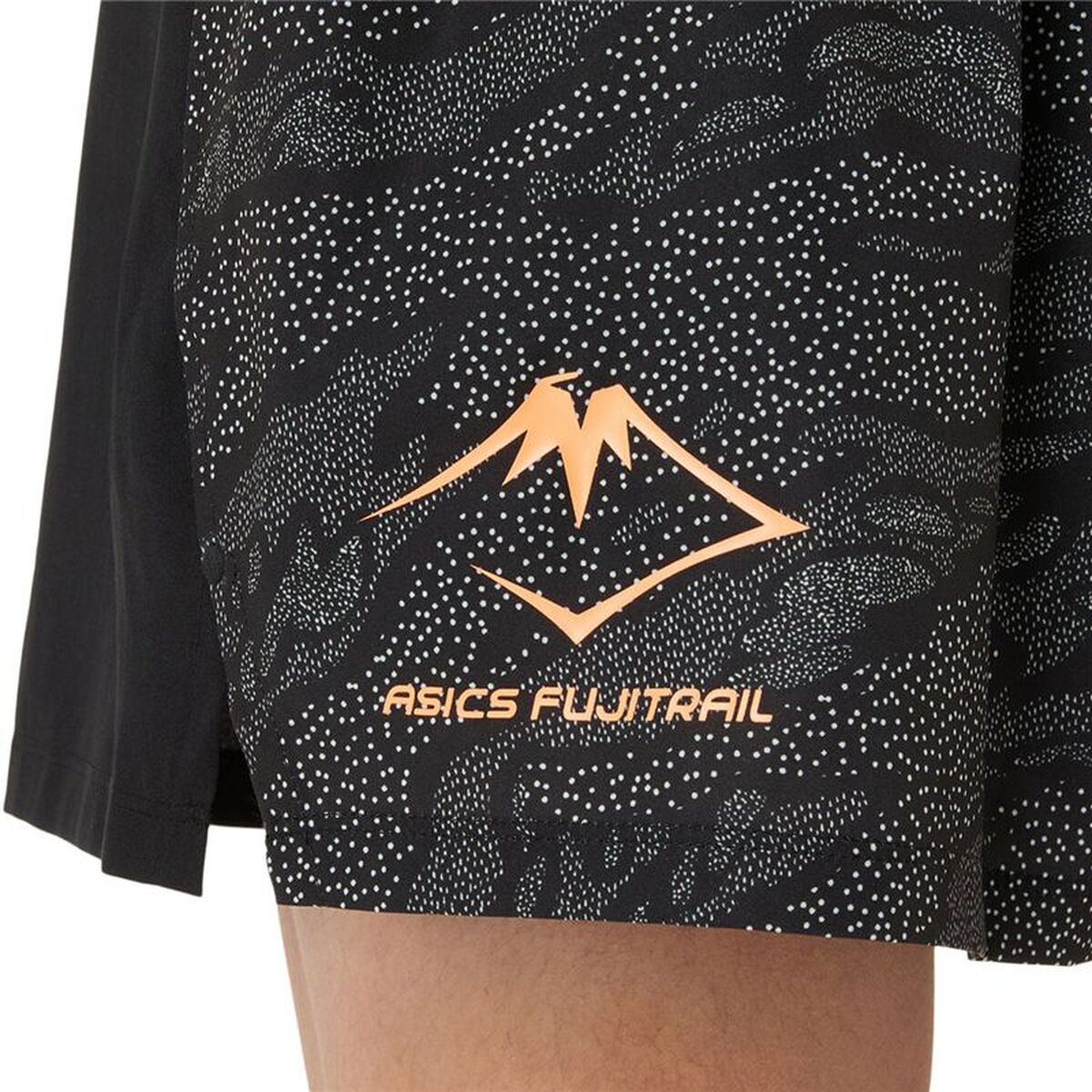 "Asics Fujitrail sportshorts herr bakifrån"