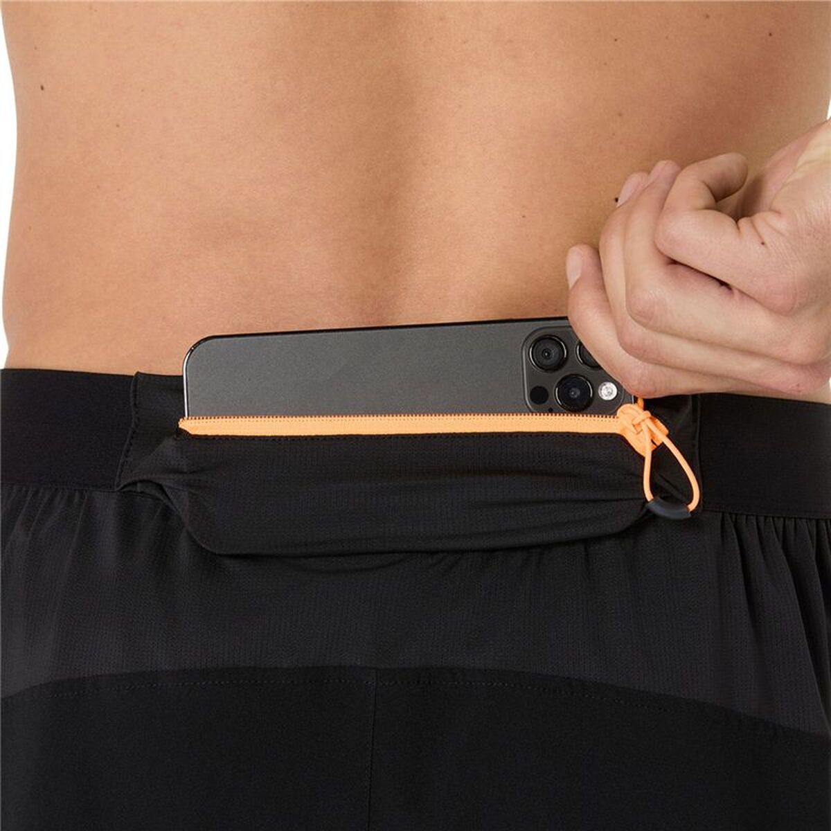 "Asics Fujitrail sportshorts herr detaljvy"