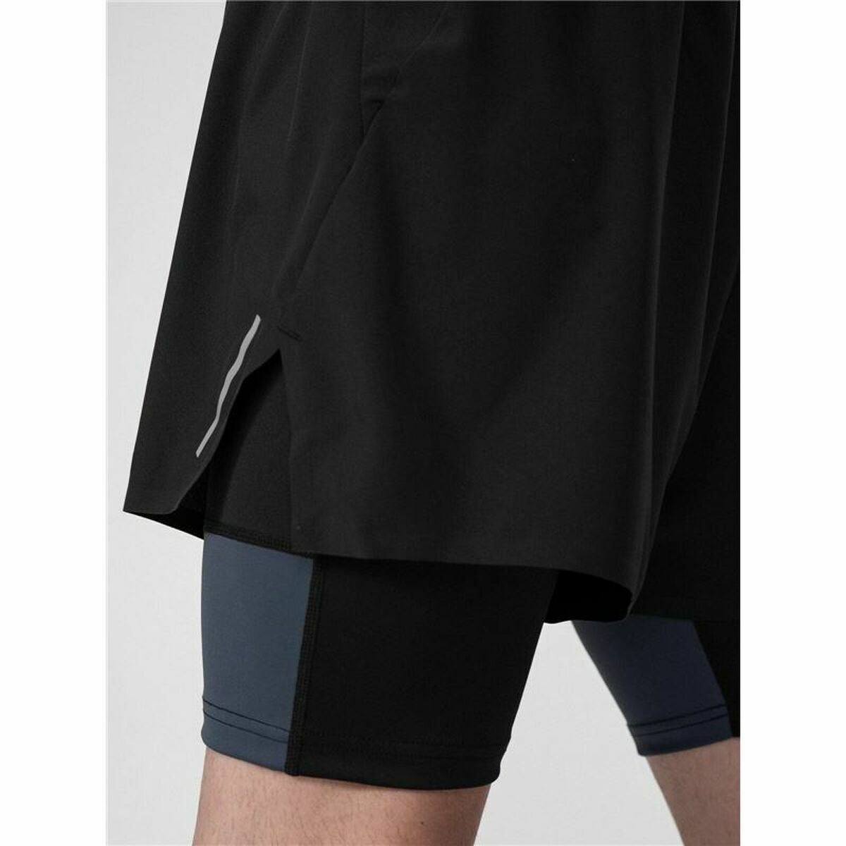 "4F svarta sportshorts herr detaljvy"