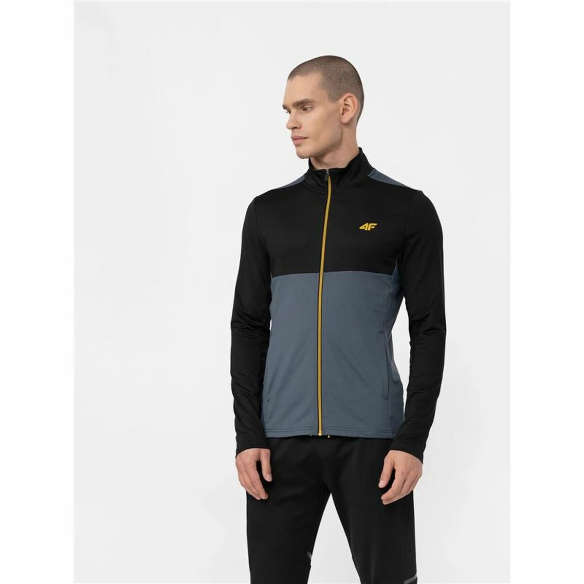 "Framsida av 4F BLMF012 grå herrjacka – sportig design med dragkedja."