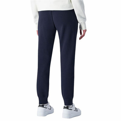 "Champion Rib Cuff Pants herr – modell bakifrån med sportig siluett."