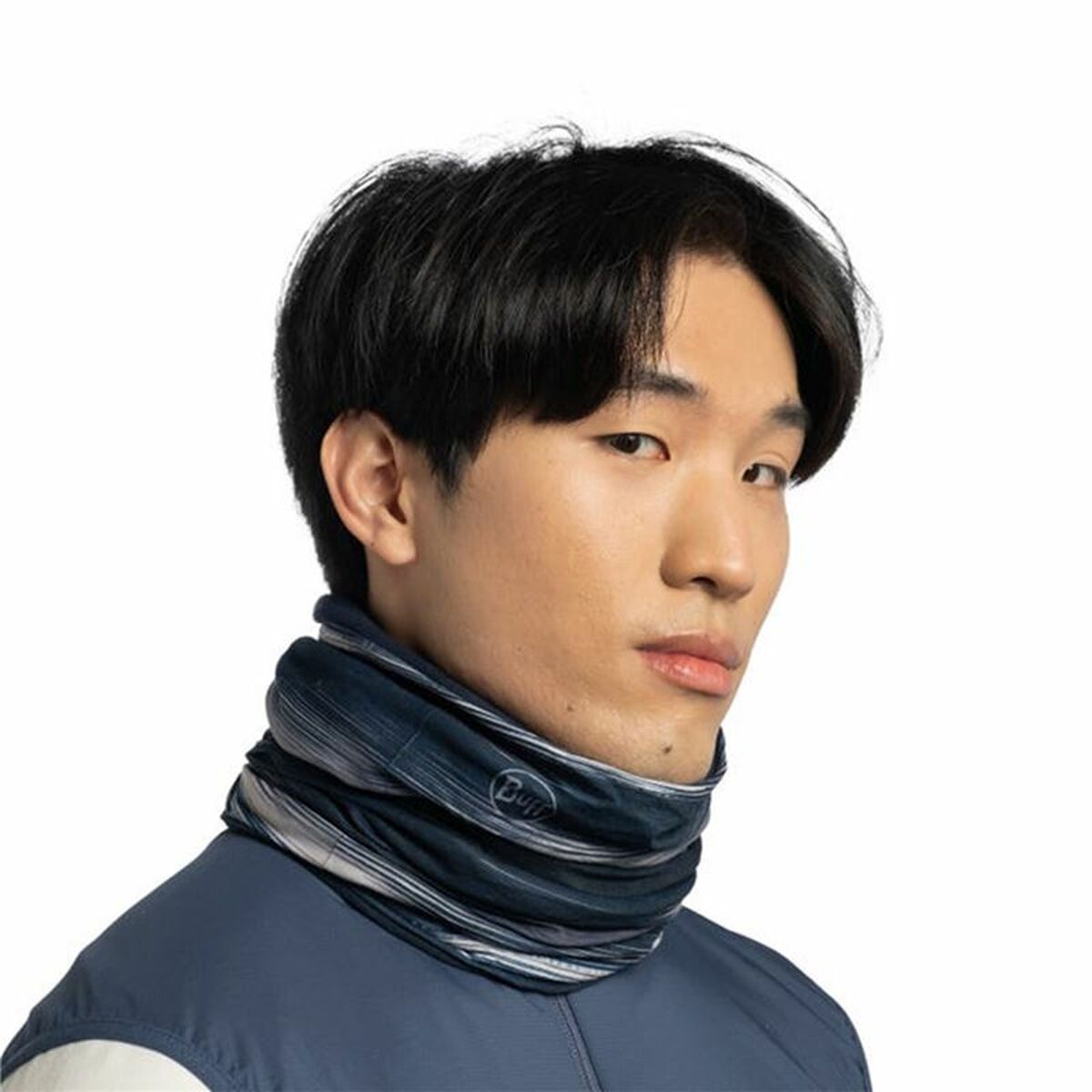 "Buff Arky Navy marinblå nackvärmare i användning"