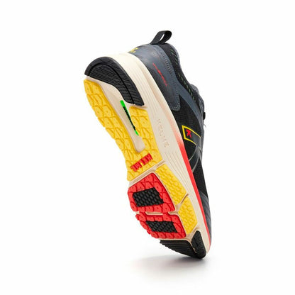 "Kelme Valencia Svart unisex med ventilerande ovandel"