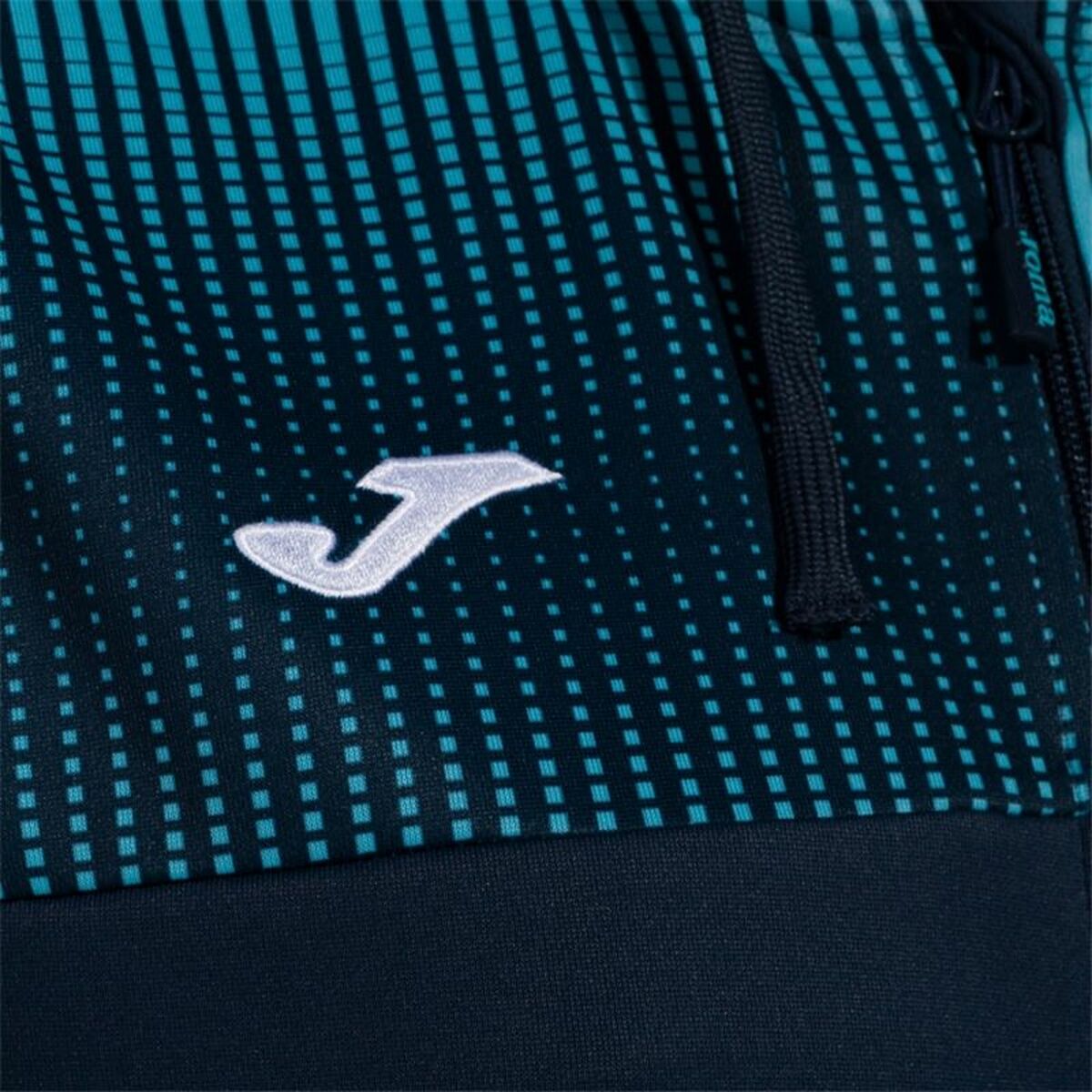 "Närbild av Joma-logga på Joma Sport Eco Super Nova blå sportjacka dam."