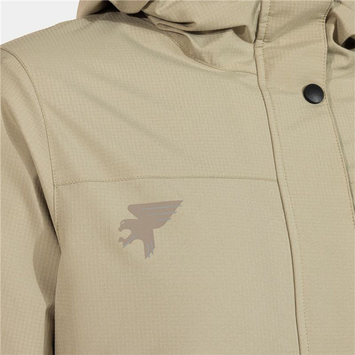 "Joma Mystic sportjacka beige – närbild på Joma-loggan på bröstet."