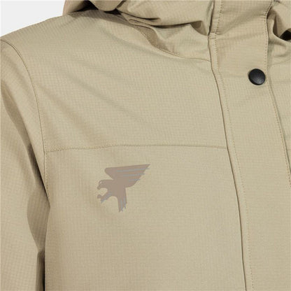 "Joma Mystic sportjacka beige – närbild på Joma-loggan på bröstet."