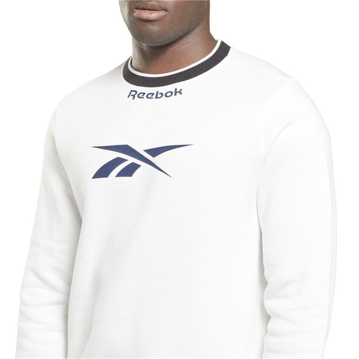 "Reebok Identity Arch Logo Fleece tröja herr vit närbild tyg"