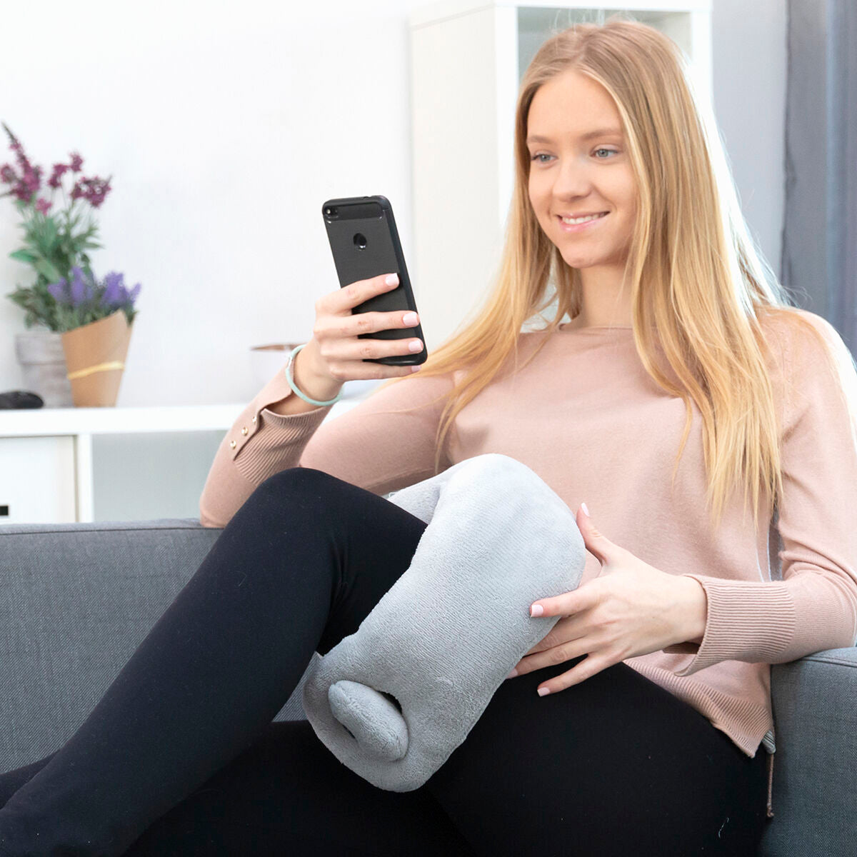 "InnovaGoods Newor massagekudde – modell använder på kontor"