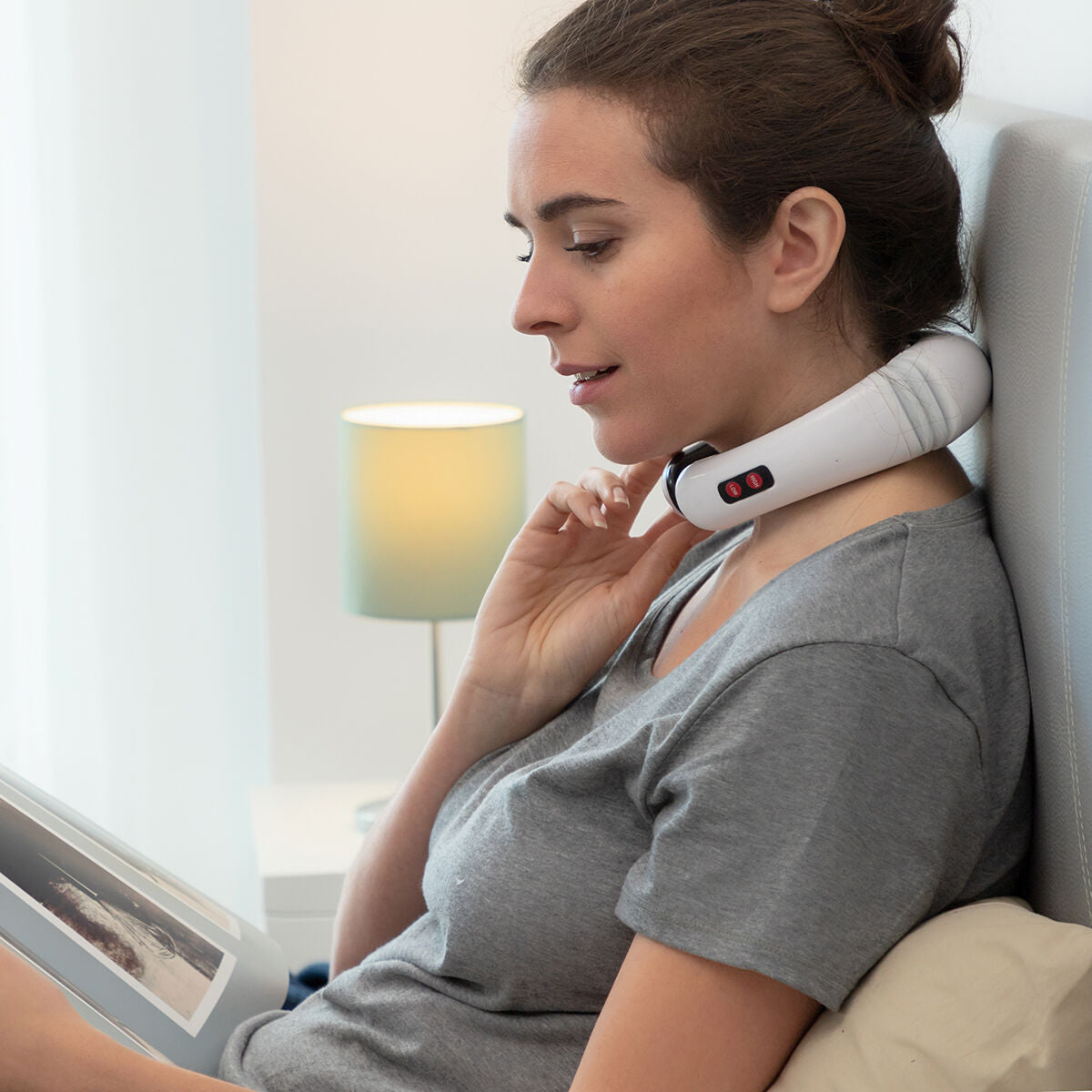 "Elektromagnetisk nack- och ryggmassage – modell i avslappnad position"