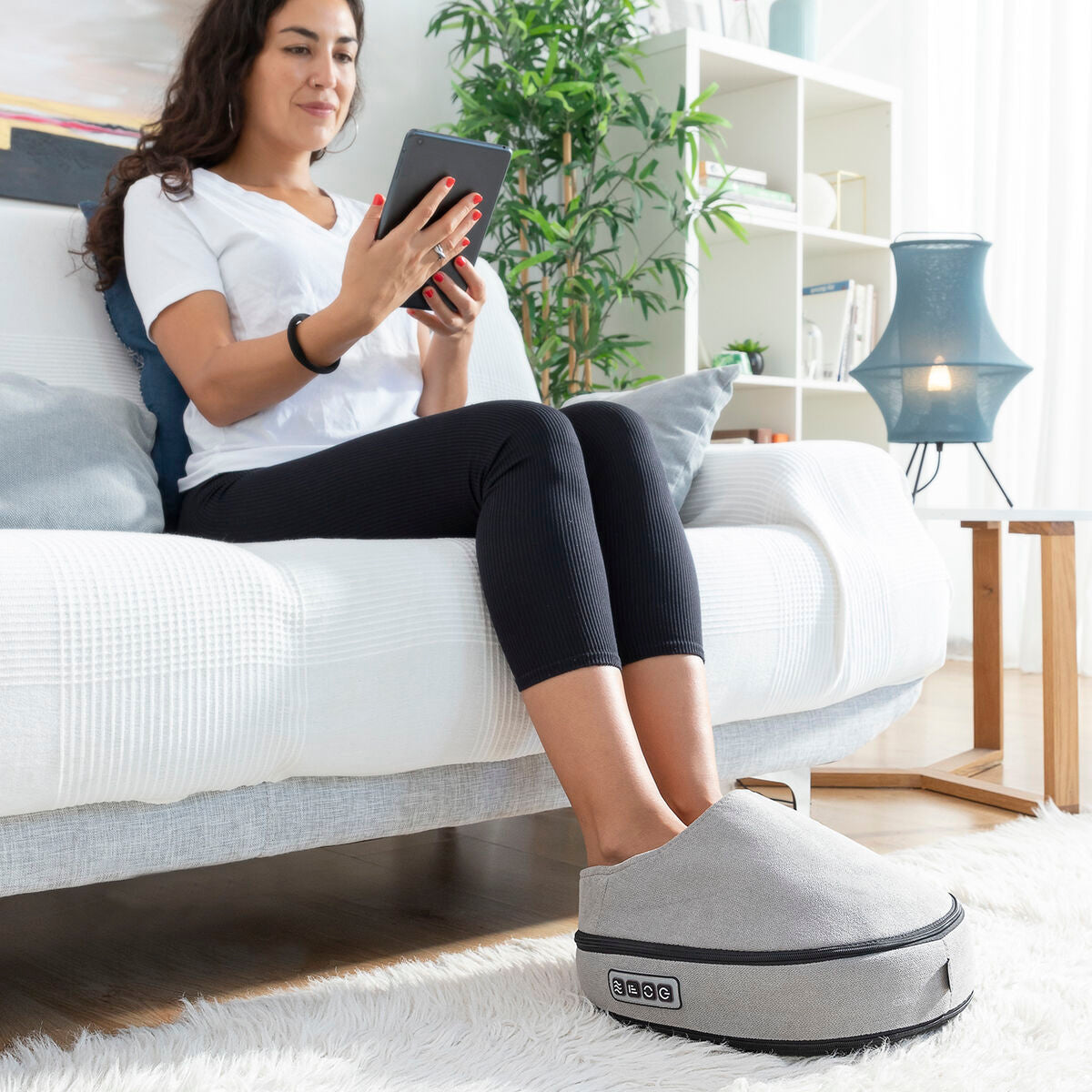 "Futsa InnovaGoods shiatsu värmemassage – modell använder fotmassage"