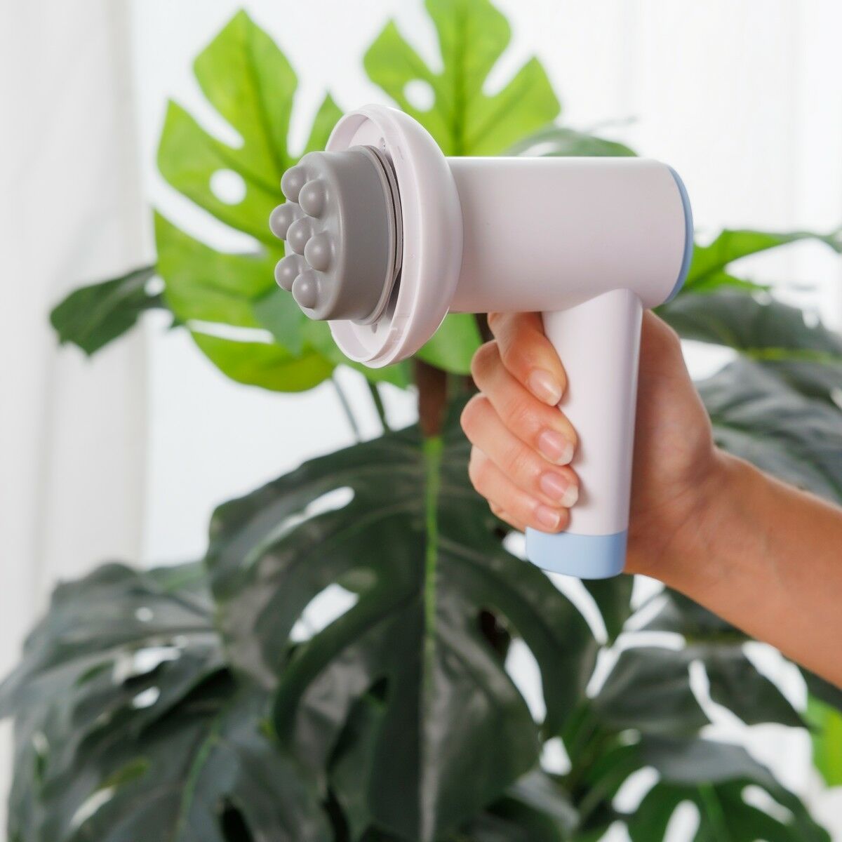 "CellyGun massagepistol mot celluliter i användning mot mage och midja"