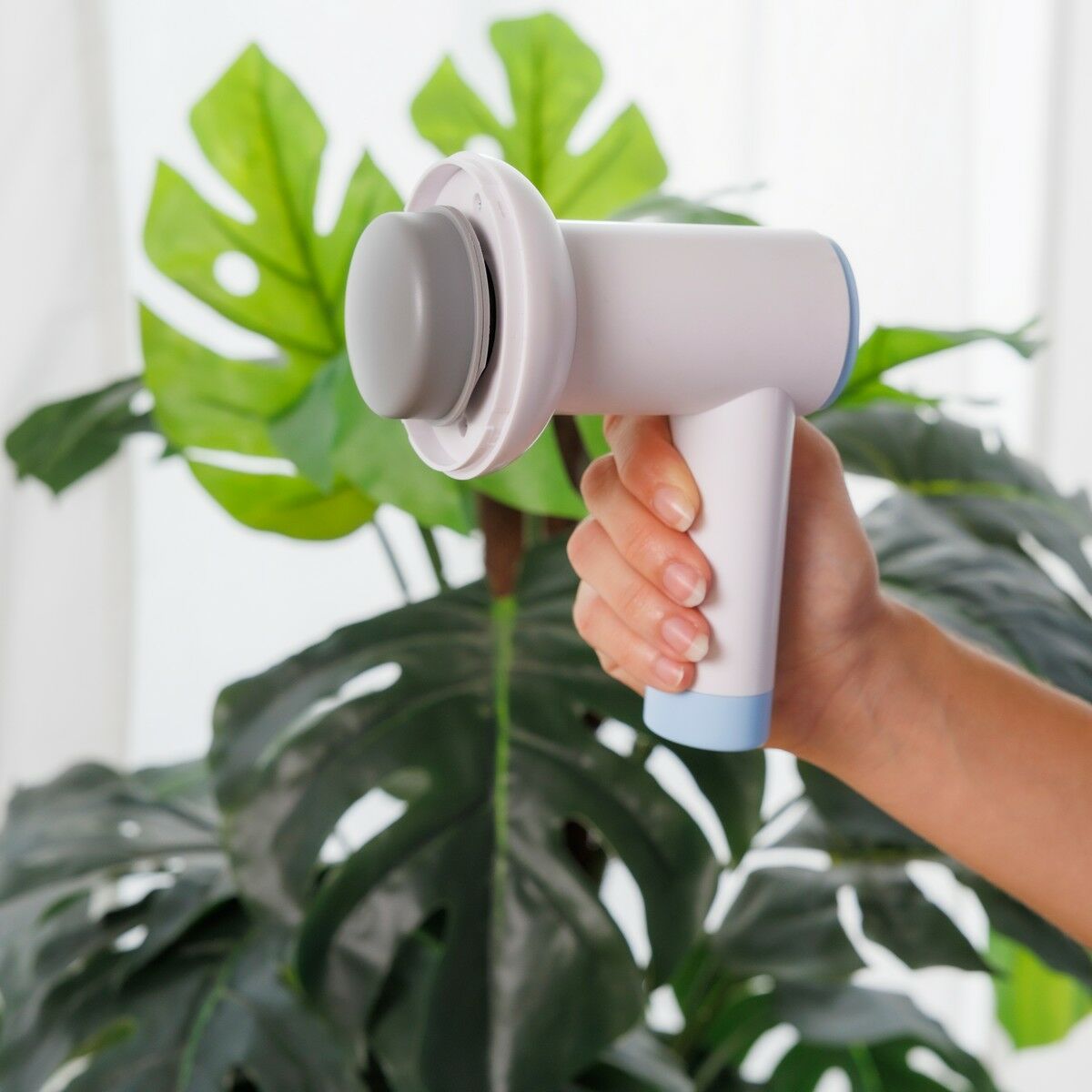 "InnovaGoods CellyGun massagepistol mot celluliter används på benen"