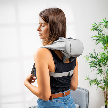 "Silax 6D massageapparat runt nacke på sittande kvinna"