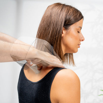 "Silax laddningsbar 6D massageapparat använd på axlar"