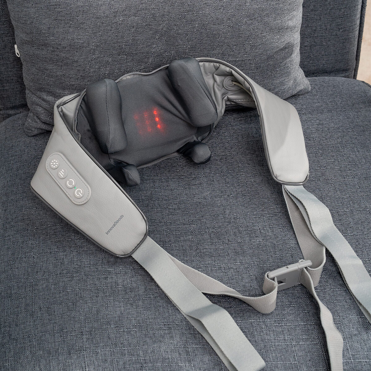 "Silax 6D massageapparat utlagd på stol"