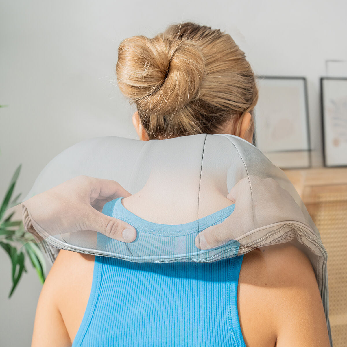 "Massageapparat Pro Massatsu sett bakifrån runt axlar"